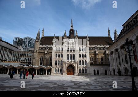 London, Großbritannien. September 2020. Am 12. September 2020 laufen die Menschen an Guildhall in London, Großbritannien, vorbei. Fast 8 Millionen Briten werden nächste Woche strengeren Lockdown-Beschränkungen ausgesetzt sein, nachdem neue Maßnahmen in den West Midlands und Schottland verhängt wurden, berichteten lokale Medien am Samstag. Eine Studie des Imperial College London ergab, dass sich die Coronavirus-Fälle in England Anfang September alle sieben bis acht Tage verdoppelten. Quelle: Han Yan/Xinhua/Alamy Live News Stockfoto