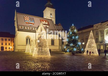 Beleuchtete Weihnachtsbäume vor der Markuskirche am Markusplatz in der Oberstadt Zagreb während der Adventszeit, Kroatien Stockfoto