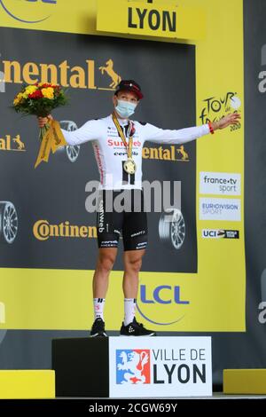 Lyon, Frankreich. September 2020. TOUR DE FRANCE 2020- UCI Cycling World Tour während der covid-19 Pandemie. Etappe 14 von Clermont-Ferrand nach Lyon am 12. September. Soren Kragh Andersen Denmark Team Sunweb auf dem Podium Credit: Action Plus Sports/Alamy Live News Stockfoto