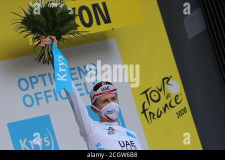 Lyon, Frankreich. September 2020. TOUR DE FRANCE 2020- UCI Cycling World Tour während der covid-19 Pandemie. Etappe 14 von Clermont-Ferrand nach Lyon am 12. September. Tadej Pogacar Slowenien VAE Team Emirates auf dem Podium Credit: Action Plus Sports/Alamy Live News Stockfoto