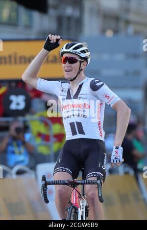 Lyon, Frankreich. September 2020. TOUR DE FRANCE 2020- UCI Cycling World Tour während der covid-19 Pandemie. Etappe 14 von Clermont-Ferrand nach Lyon am 12. September. Soren Kragh Andersen Denmark Team Sunweb kreuzt die fidische Linie Kredit: Action Plus Sports/Alamy Live News Stockfoto