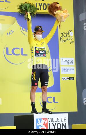 Lyon, Frankreich. September 2020. TOUR DE FRANCE 2020- UCI Cycling World Tour während der covid-19 Pandemie. Etappe 14 von Clermont-Ferrand nach Lyon am 12. September. Primoz Roglic Slowenien Team Jumbo - Visma auf dem Podium. Kredit: Aktion Plus Sport/Alamy Live Nachrichten Stockfoto