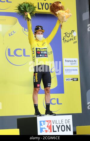 Lyon, Frankreich. September 2020. TOUR DE FRANCE 2020- UCI Cycling World Tour während der covid-19 Pandemie. Etappe 14 von Clermont-Ferrand nach Lyon am 12. September. Primoz Roglic Slowenien Team Jumbo - Visma Credit: Action Plus Sports/Alamy Live News Stockfoto