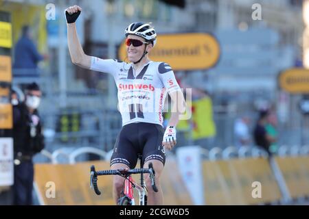 Lyon, Frankreich. September 2020. TOUR DE FRANCE 2020- UCI Cycling World Tour während der covid-19 Pandemie. Etappe 14 von Clermont-Ferrand nach Lyon am 12. September. Soren Kragh Andersen Denmark Team Sunweb kreuzt die fidische Linie Kredit: Action Plus Sports/Alamy Live News Stockfoto