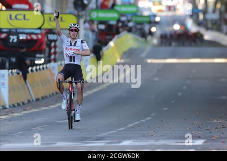 Lyon, Frankreich. September 2020. TOUR DE FRANCE 2020- UCI Cycling World Tour während der covid-19 Pandemie. Etappe 14 von Clermont-Ferrand nach Lyon am 12. September. Soren Kragh Andersen Denmark Team Sunweb kreuzt die fidische Linie Kredit: Action Plus Sports/Alamy Live News Stockfoto