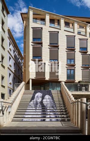 Foto auf einer Treppe eines älteren Mannes und einer älteren Frau, die eine Maske trugen, wegen der Pandemie von 19 in der Stadt Teruel, Aragon, Spanien, Europa Stockfoto