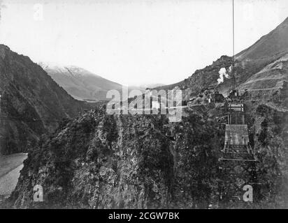 Die Arbeiten am Eisenbahnviadukt über Staircase Gully auf der Midland Line, South Island, Neuseeland, werden um 1905 fortgesetzt. Das Viadukt von Punkt zu Punkt ist 180 Fuß über und besteht aus einem 60 Fuß Abutment, zwei Räume von 192 Fuß jeweils und ein 36 Fuß Stück.aus der Familie Logie Sammlung. Stockfoto