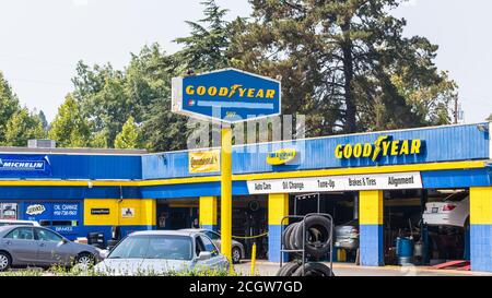 September 2, 2020 Sunnyvale / CA / USA - Goodyear Auto Service Center in South San Francisco Bay; die Goodyear Tire & Rubber Company ist eine Ame Stockfoto