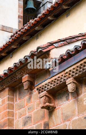 Details der Stiftskirche San Pedro de Teverga. Teverga Rathaus, im Naturpark Las Ubiñas-La Mesa. Asturien. Spanien.Europa Stockfoto