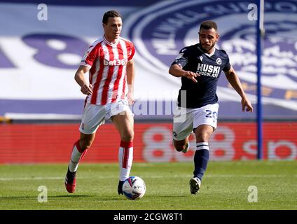 James Chester von Stoke City (links) und Mason Bennett von Millwall kämpfen während des Sky Bet Championship-Spiels in Den, London, um den Ball. Stockfoto