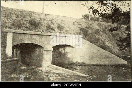 . Elektrische Eisenbahn Zeitschrift . Beebe Syndicate Lines – Brücke über den Erie-Kanal bei Fair – Beebe Syndicate Lines – Doppelter Betonkessel über den Hafen, N. Y. Allen Creek Highway. Zum Beispiel auf der Auburn-Skaneateles sec-Durchschnittsnote von I Prozent, mit einer 3 Prozent Maximumtion der Auburn & Syracuse Railroad gibt es drei für eine Strecke von 1800 Fuß, kurze Grade von 8 Prozent und je eine von 7 Prozent und9 Prozent. Dies ist die steilste Teilung in diesem Gebiet, BRÜCKEN UND CULVERTS die Brückenpraxis der Beebe-Linien ist es, Platte zu verwenden, aber Pläne wurden bereits gemacht, um die Gleise auf g zu übertragen Stockfoto