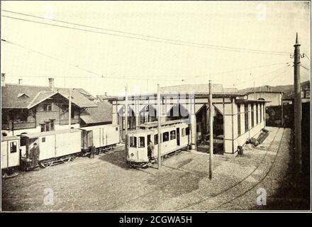 . Die Straßenbahnzeitschrift . es.die Bahnunterstation ist im Speicher installiert, wobei der Strom auf Gleichstrom bei 800 Volt umgeschalten wird.das Gerät enthält drei Transformatoren von 150 kveach, von 10,000 Volt bis 2000 Volt. ■ zwei der Transformatoren werden für den Eisenbahndienst eingesetzt, Und dieandere ist für das Beleuchtungssystem von Speicher und Trogen. Der Gleichstrom wird von zwei Motorgenera-torgruppen unterstützt, die jeweils aus einem 150-ps-Induktionsmotor bestehen, der direkt an einen 105-kw-, 800-Volt-, d. c.-Generator gekoppelt ist.Diese Generatoren arbeiten parallel zu einer Speicherbatterie, die aus oi 400 Zellen mit aca besteht Stockfoto