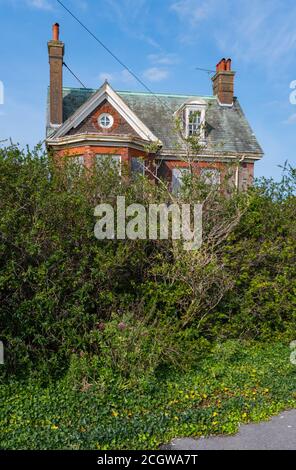 Grade-II-gelistete Überreste mit vertauften Fenstern eines im Neo-Caroline-Stil gehaltenen Nebenhauses auf dem Gelände des Rustington Convalescent Home in West Sussex, England, Großbritannien. Stockfoto