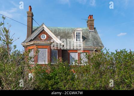 Verlassene Überreste mit vertauften Fenstern eines im Neo-Caroline-Stil gehaltenen Nebenhauses auf dem Gelände des Rustington Convalescent Home in West Sussex, England, Großbritannien. Stockfoto