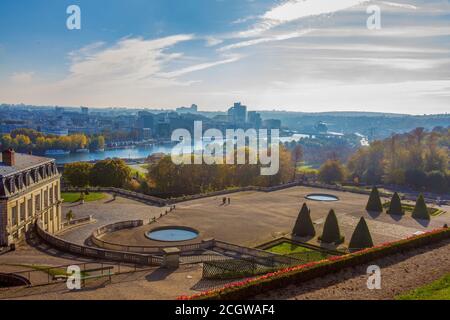 Idyllische Luftaufnahme auf Paris : Domaine national de Saint-Cloud und Fluss seine im Herbst . Baumbestand und goldenes Herbstlaub im öffentlichen Park! Stockfoto