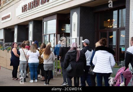 Blackpool, Lancashire, Großbritannien. September 2020. Ques für Wetherspoons auf Blackpool Promenade, mit wenig sozialen Distanzierung Kunden que, um in Wetherspoons Kredit: PN News/Alamy Live News Stockfoto