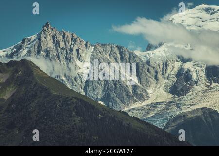 Mont Blanc Massiv Chamonix Mont Blanc in Frankreich. Weltberühmter Turm Aiguille du Midi 3842m Gipfel mit Turm. Stockfoto
