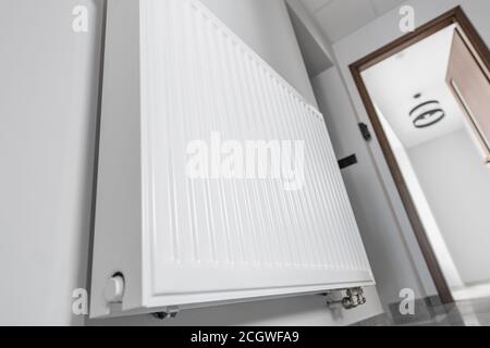 Wohnimmobilien Energiesparen Thema. Weiße moderne Wand montiert zentrale Heizung Wasserkühler in der Wohnung. Stockfoto