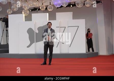 Pierfrancesco Favino nimmt am roten Teppich von PADRENOSTRO während des 77. Filmfestivals in Venedig 2020 Teil. Stockfoto