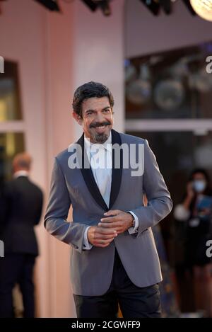 Pierfrancesco Favino nimmt am roten Teppich von PADRENOSTRO während des 77. Filmfestivals in Venedig 2020 Teil. Stockfoto