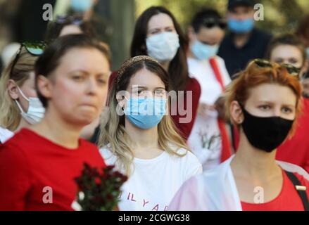 An der Kundgebung nahmen Frauen Teil.in der Ukraine lebende belarussische Bürger und ukrainische Aktivisten nahmen an der Kundgebung Teil, um ihre Solidarität mit der Protestbewegung der Frauen in Belarus gegen die Ergebnisse der jüngsten Präsidentschaftswahlen auszudrücken. Stockfoto