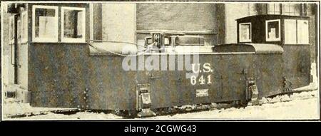 . Electric Railway Journal . Zugleistungen auf den Dampfeisenbahnen des Staates New York für den Monat Januar zeigt, dass im Laufe des Monats die Anzahl der Züge gefahren war 65,954. Von der Zahl der Züge fuhren 81 Prozent pünktlich am Divisionsterminal. 11. April 1914.] ELECTRIC RAILWAY JOURNAL 835 DREHSTROM-SCHLEPPLOKOMOTIVEN FÜR PANAMA die ersten elektrischen Schlepplokomotiven für das Schleppen von Bsen durch die Schleusen des Panamakanals werden derzeit am Isthmus empfangen. In allen vierzig Elektromulden werden von der General Electric Com-pany gebaut. Die Maschinen wiegen 82,500 lb; messen Stockfoto