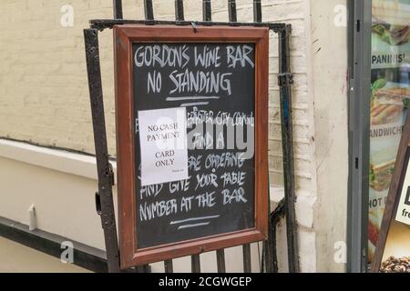 Ein Schild vor Gordon's Wine Bar, auf dem steht, dass man kein Bargeld akzeptiert. London Stockfoto