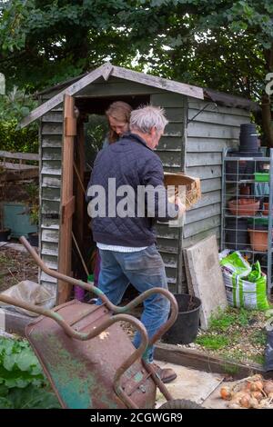 Mit Papa an der Zuteilung Stockfoto