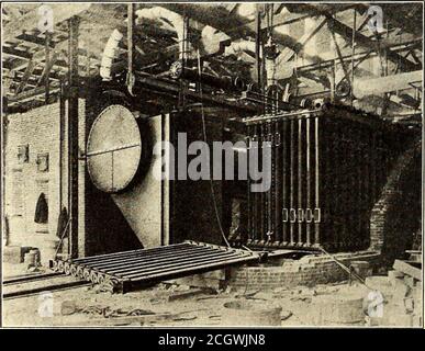 . Die Straßeneisenbahn Zeitschrift . n und entsignnedmit gebührender Rücksicht auf die Festigkeit und die Haltbarkeit. Die Lagerteile werden korrekt bearbeitet und auf Dichtmanschetten bearbeitet, damit die Durchlassverbindungen perfekt dicht sein können und die Schneidköpfe exakt doppelt sind.als Ersatz für den Verteilerkopf mit seinen Abzweigrohren und zahlreichen Rohrverbindungen, die undicht und reparaturbedingt sind, wurde ein spezieller Wandkasten entworfen. Dieser Wandkasten, wie der Name schon sagt, ist in der vorderen Seitenwand des Econo-Mizers platziert, der einen Teil der Wand bildet. Das ganze Gewicht des Ökonomizers, anstatt auf der Foun-datio ungleichmäßig verteilt zu sein Stockfoto