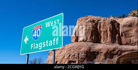 Schild der Interstate 40 in Arizona mit Hinweis auf Flagstaff. Usa Stockfoto