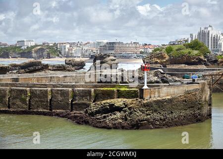 Stadtbild von Biarritz, Frankreich: Kleiner weißer Leuchtturm im alten Hafen Stockfoto