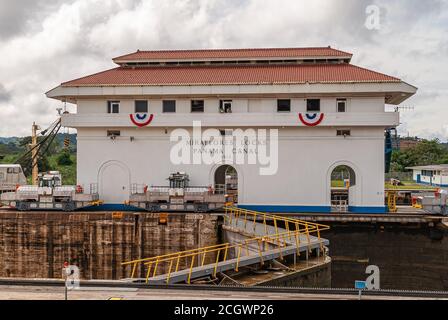 Stadt des Wissens, Panama - 30. November 2008: Weißes Gebäude mit rotem Dach ist ein Betriebsbüro im Zentrum von Miraflores Lock und mit Blick auf die Schleuse Stockfoto