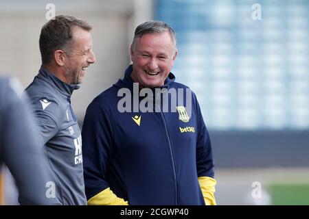 London, Großbritannien. September 2020. Stoke City Manager, Michael O'Neill lacht während des Sky Bet Championship Spiels hinter verschlossenen Türen zwischen Millwall und Stoke City am 12. September 2020 im The Den, London, England. Foto von Carlton Myrie/Prime Media Images. Kredit: Prime Media Images/Alamy Live Nachrichten Stockfoto