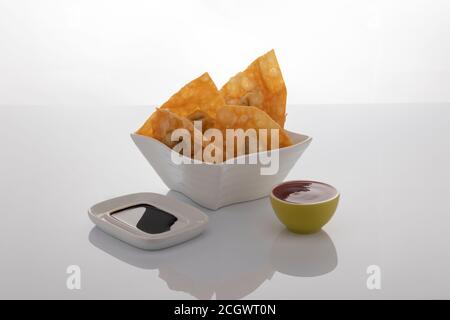 Chinesische Snacks. Gebratene Wontons. Wontongebäck. Gebratene Wontons, ein beliebter chinesischer Snack und Dim Sum Gericht mit gebratenen Knödeln gefüllt mit Garnelen oder Schweinefleisch. Stockfoto