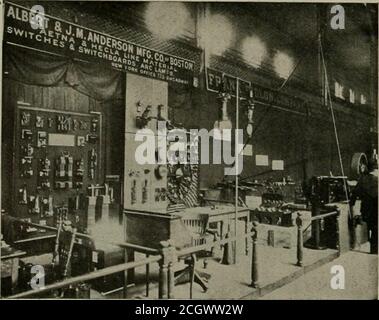 . Der Straßenbahnbericht . Prozesse, um eine solche Batterie zu entwickeln, wird durch seine Ausstellung illustriert. Die Firma Gould behauptet, dass ihre elektrochemisch geformte Platte besonders dort angebracht ist, wo schwere Arbeiten zu erledigen sind und wo Abschreckung auf ein Minimum reduziert werden muss, und wird sich freuen, von jedem zu hören, der sich für das Thema Speicherbatterien interessiert. NEUE ELEKTRISCHE SCHALTER. Que der Zentren der Attraktion auf der Messe Ausstellung ist der Stand der Albert & J. M. Anderson Manufacturing Co., von Bos-Ton, etwa in der Mitte auf dem linken Balkon, wo, in Ad-dition zu einer Vielzahl von Ord Stockfoto