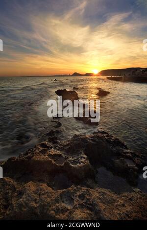 Sonnenuntergang in La Cala de Cantalar in der Provinz Alicante, Spanien. Stockfoto