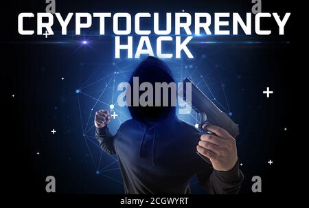 Geheimnisvoller Hacker mit KRYPTOWÄHRUNG HACK Inschrift, Online-Angriff Konzept Inschrift, Online-Sicherheit Konzept Stockfoto