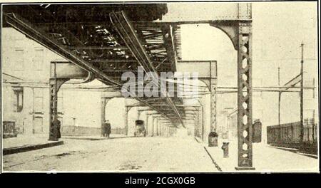 . Elektrische Eisenbahn Zeitschrift . Brooklyn Line Department – Iron-Bar Construction alongside the Brooklyn Bridge II. Juni 1910.] ELECTRIC RAILWAY JOURNAL. 1019 Geräte haben ein Leben von mehr als 10 Monaten über die mostheavily gereist Tracks in Brooklyn gegeben. An Straßenkreuzungen ist die Praxis, Stabsektionsisolatoren in die Trogarbeit zu setzen, um isolierte Kreuzungen oder Streckenbrecher in thetrolley Draht zu vermeiden. Die Bar-Methode gibt eine haltbarere und zuverlässige Mittel zur Isolierung der sich kreuzenden Linien.das Prinzip der Bar-Abschnitt Isolator Konstruktion hat. Brooklyn Line Department – Iron-B Stockfoto