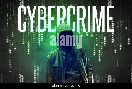 Gesichtsloser Hacker mit CYBERKRIMINALITÄT Inschrift, Hacking-Konzept Stockfoto