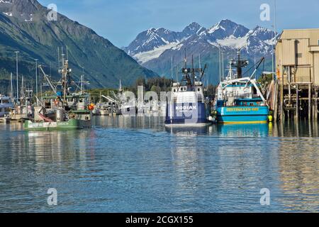 Fischerboote, Serviceschiffe vor Anker, Hafen von Valdez, Anderson Glacier & Chugach Mountains in der Ferne. Stockfoto