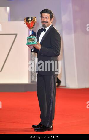 Venedig, Italien. September 2020. Pierfrancesco Favino posiert mit der Coppa Volpi als Bester Darsteller während des Winners Carpet, 77. Internationales Filmfestival Venedig, Venedig, Italien, 12. September 2020. Foto von Ron Crusow/imageSPACE Credit: Imagespace/Alamy Live News Stockfoto