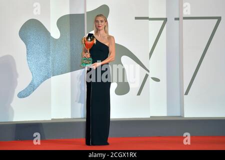 Venedig, Italien. September 2020. Vanessa Kirby posiert mit der Coppa Volpi für die beste Darstellerin während des Winners Carpet, 77. Internationale Filmfestspiele Venedig, Venedig, Italien, 12. September 2020. Foto von Ron Crusow/Bilder{ACE Kredit: Imagespace/Alamy Live Nachrichten Stockfoto