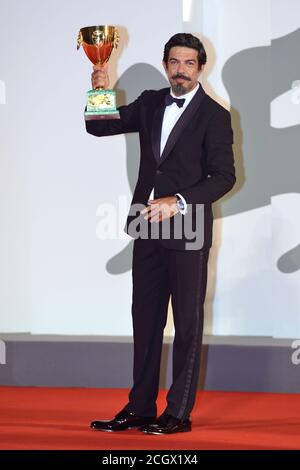 Pierfrancesco Favino posiert mit der Coppa Volpi als Bester Darsteller während des Winners Carpet, 77. Internationales Filmfestival Venedig, Venedig, Italien, 12. September 2020. Foto von Ron Crusow/imageSPACE/MediaPunch Stockfoto