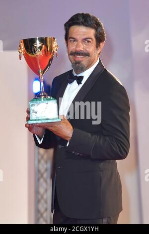 Pierfrancesco Favino posiert mit der Coppa Volpi als Bester Darsteller während des Winners Carpet, 77. Internationales Filmfestival Venedig, Venedig, Italien, 12. September 2020. Foto von Ron Crusow/imageSPACE/MediaPunch Stockfoto