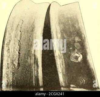 . Die Straßenbahnzeitschrift . r der Fall wird sorgfältig untersucht, es wird ordi-narily gefunden werden, um auf einen Fehler des Rades zu sein. Dies kann gewöhnlich auf den Zustand des Metalls am Kreuzungspunkt der Doppelplatte zurückgeführt werden, wo häufig ein kleiner Prozentsatz des vollen Abschnitts gefunden wird, wegen der Kollektion des Sandes und der Bildung von Blaslöchern an diesem Punkt. Dies kann auftreten, wenn das Metall zum Zeitpunkt des Gießens zu kühl ist. Der erste der Gießen wird dann noch weiter durch Kontakt mit dem Tor und in der Füllung der Nabe und Frontplatte gekühlt, so dass der Knotenpunkt, Th Stockfoto