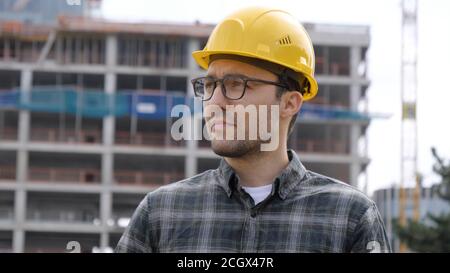 Vorgesetzter mit elektronischer Registerkarte auf der Baustelle. Stockfoto