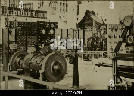 . Die Straßenbahn Revision . s zwei Schaltanlagen, eine für den Betrieb des Geräts, das Strom von dem Generator empfängt. Diese Platine enthält alle notwendigen Schalter, Leistungsschalter, Amperemeter usw. die andere Platine dient nur zu Displayzwecken und auf ihr befindet sich eine Reihe von Messerschaltern, Schalterschaltern, Voltmeter-Schaltern und verwandten Geräten. In der äußersten nordöstlichen Ecke des Raumes ist eine kleine Maschinenwerkzeuganlage installiert worden, wo im tatsächlichen Betrieb einige der modernen Werkzeugmaschinen ausgestellt werden, die von Western Electric Motorson das Dreidraht-Mehrspannungs-System angetrieben werden Stockfoto