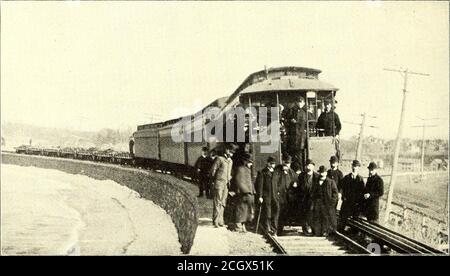 . Die Straßenbahn Zeitschrift . Service. Die anderen Mitglieder waren die Herren Liberty, Fremenville und Walton. Ihre Anfragen wurden sehr ruhig durchgeführt, aber während ihres kurzen Aufenthalts konnten sie fast jede Installation von besonderem Interesse für sie in den Vereinigten Staaten besuchen. Die Untersuchung wurde in Hoboken begonnen, wo eine elektrische Lokomotive den gesamten Güterverkehr zwischen den Transatlantikdocks dorthin und der West Shore- und Erie-Eisenbahn transportiert. Von dort besuchten sie Baltimore, um die großen elektrischen Lokomotiven zu inspizieren, die den gesamten Verkehr der B. & O. Eisenbahn durch den Bel betreiben Stockfoto