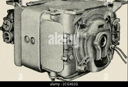 . Elektrische Eisenbahnen, theoretisch und praktisch behandelt . Abb. 151. – AUTOMATISCHE LUFTBREMSE. (Installiert auf Interborough R. R., N.Y.) Der Pumpenregler ist eine Vorrichtung, die in den Motorkreislauf eingesetzt wird, um die BREMSEN UND BREMSEN automatisch zu warten. 247 Hauptbehälter über einem vorgegebenen Punkt. Im Pumpenregler werden die Motorschalter durch ein Relais gesteuert, das durch einen Kontakt am Arm eines regularBourdon-Manometers oder durch Kontakte am Kolben eines Schwallluftzylinders gesteuert wird, die gegen eine Einstellvorrichtung wirken. Im Falle des Zugdienstes ist es üblich, ha Stockfoto