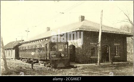 . Die Straßenbahn Zeitschrift . NEU ri(&gt;FT. PASSENCER WAGEN Typ, ausgestattet mit vier Westinghouse 56-Motoren. Diese Carsstop nur an regelmäßigen Stationen, die zusammen mit der Tatsache, dass. MOUNT WASHINGTON U-BAHNSTATION UND PASSAGIERDEPOT die Straße ist völlig privat Wegrecht auch durch Städte, Genehmigungen eines sehr schnellen Zeitplan. Zwei Express-, Post- und Gepäckwagen sowie ein Kombinationswagen sind im Samemanner ausgestattet. Die zwölf Broad-Gagecars, sechs geschlossen und sechs offen, bereits erwähnt, sind von der neuesten Doppel-LKW-Stadtmuster, und wurden von der Cincinnati (ar Company gebaut. Sie sind e Stockfoto